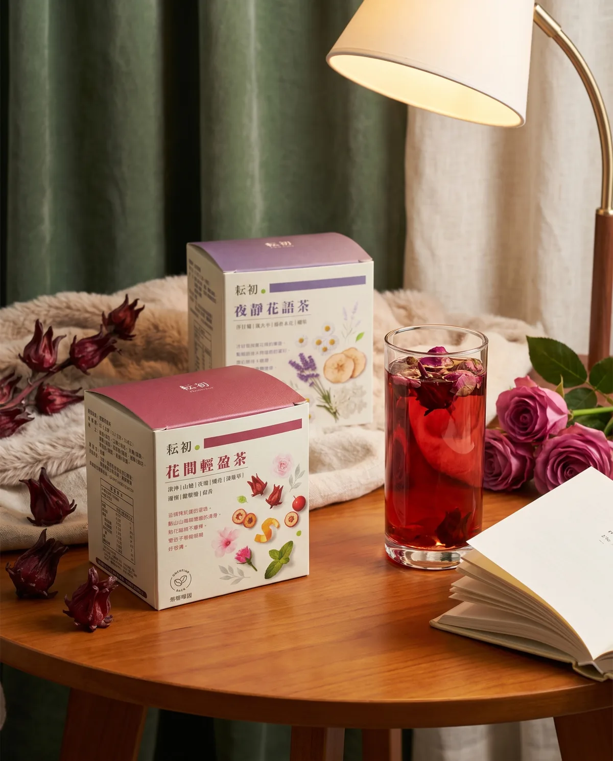 夜晚桌邊，兩款花果茶與一杯冷泡